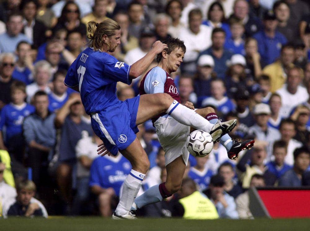 Emmanuel Petit (kiri) saat bermain untuk Chelsea. (twitter.com/SquawkaNews)