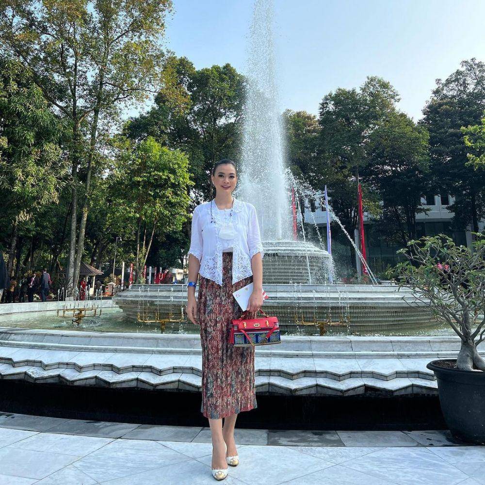 Potret beauty queen Indonesia saat Merayakan HUT ke-77 RI (Instagram.com/keziawarouw)