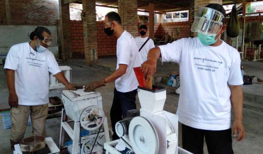 Kalurahan Pleret Kini Bisa Olah Sampah Plastik Jadi Paving Blok