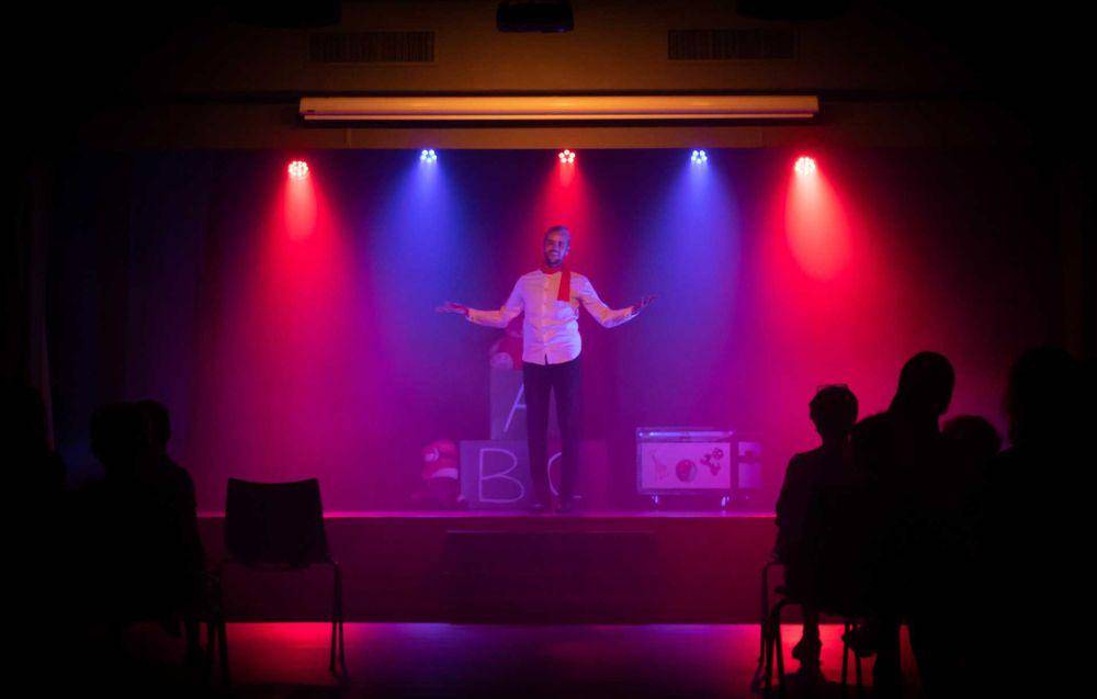 stand up comedy (unsplash.com/Michel Grolet)