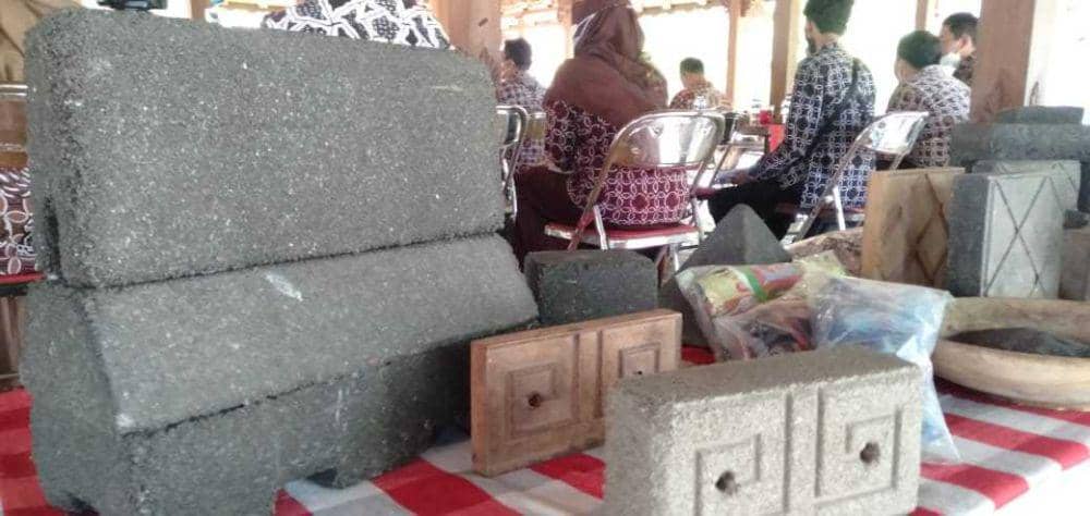 Produk dari olahan sampah plastik. (IDN Times/Daruwaskita)