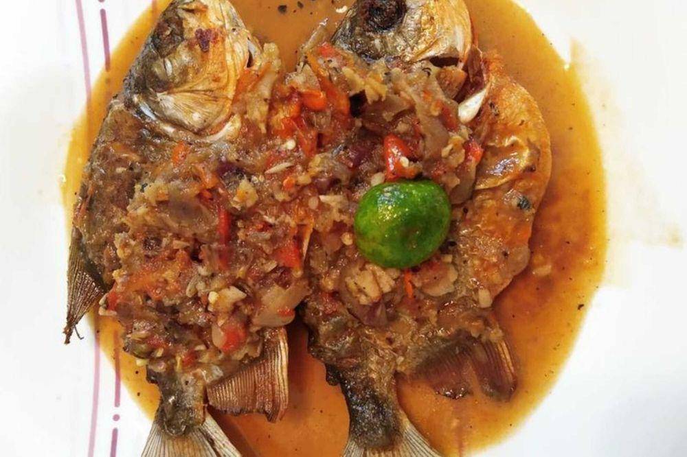 pecak ikan bawal (instagram.com/dhevy_de)