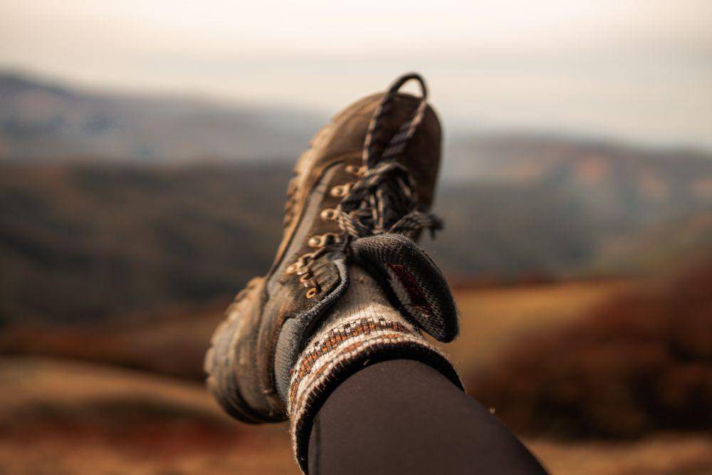 Ilustrasi sepatu gunung (unsplash.com/idastoycheva)