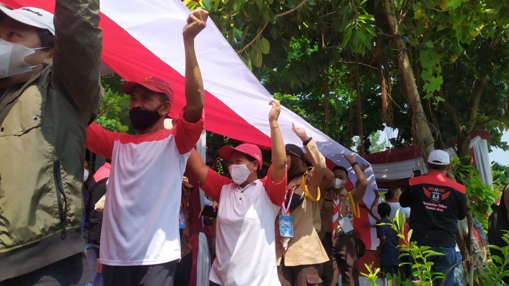 Rayakan 17-an, Warga Tangsel Bentangkan Bendera 3,5 Km di Situ Perigi