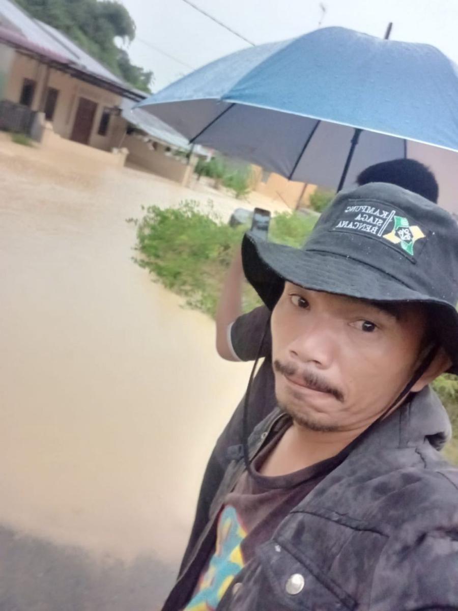 Warga menunggu banjir surut (IDN Times/Istimewa)
