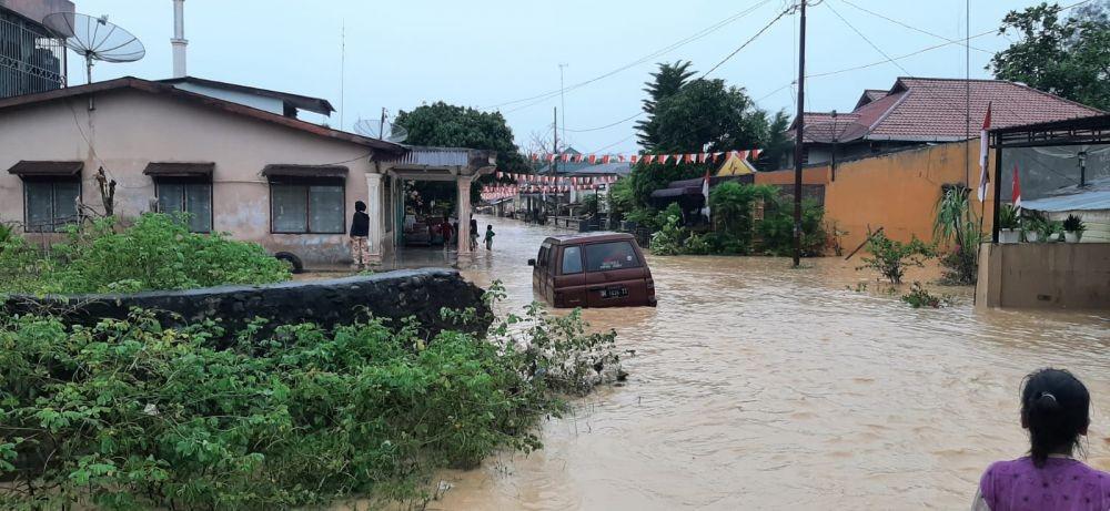 Sejumlah kendaraan terjebak banjir (IDN Times/Istimewa)
