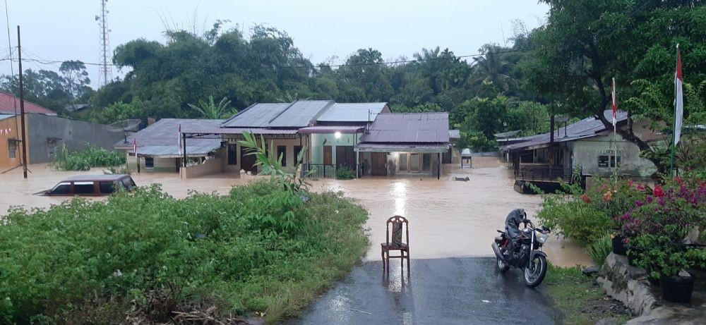 Rumah warga yang berada di dataran tinggi tidak kena banjir (IDN Times/Istimewa)