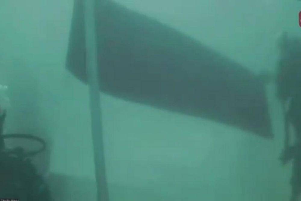 Personel TNI Angkatan Laut mengibarkan bendera merah putih di 77 lokasi bawah laut dari seluruh wilayah Indonesia pada Rabu, 17 Agustus 2022. Ada 828 penyelam terbaik TNI AL yang kibarkan bendera merah putih. (Dokumentasi TNI AL)