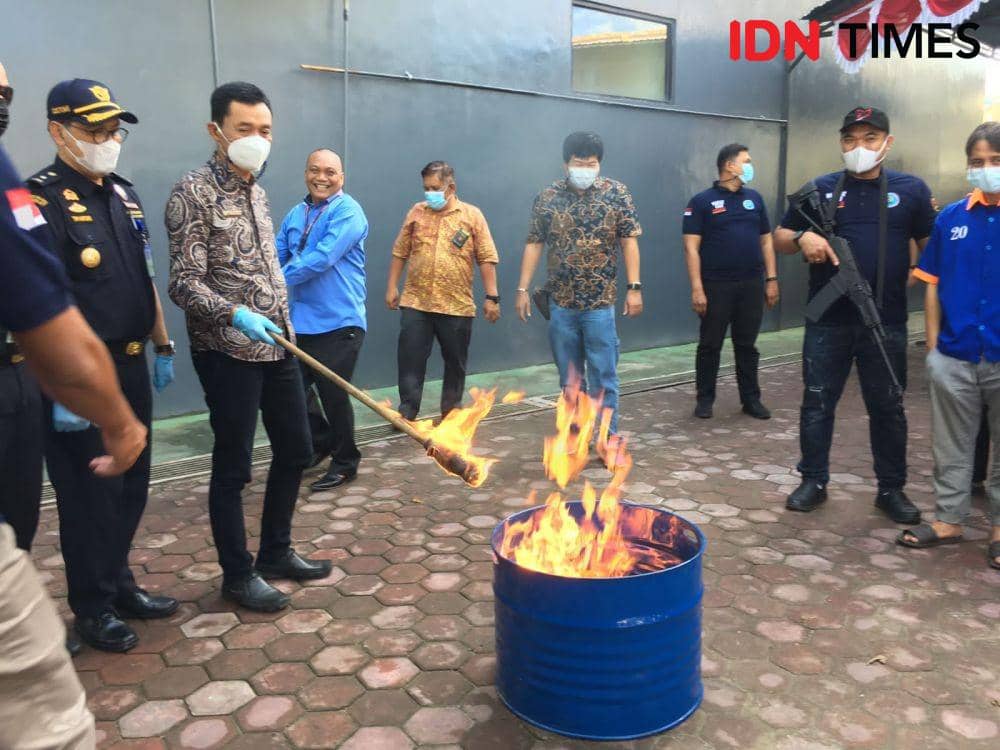 Kepala BNNK Balikpapan saat memusnahkan ganja kering (IDN Times/Riani Rahayu)