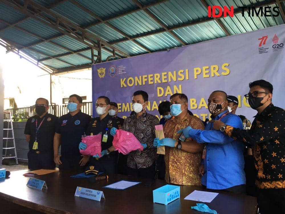 BNNK Balikpapan saat menunjukkan barang bukti ke hadapan awak media (IDN Times/Riani Rahayu)