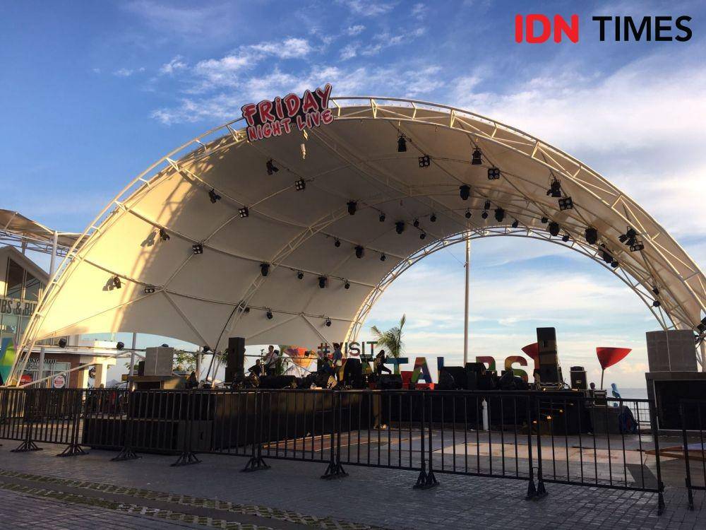 Suasana panggung Friday Night Live (IDN Times/Riani Rahayu)