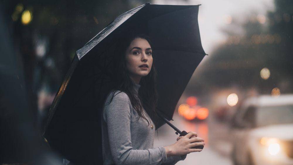 ilustrasi perempuan saat hujan (Unsplash.com/ Jon Ly)