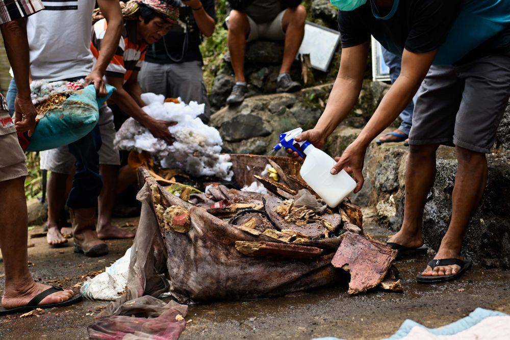 Keluarga membersihkan maayat pada acara ritual Ma'nene di Lembang Benteng Kado, Kecamatan Kapala Pitu, Kabupaten Toraja Utara, Sulawesi Selatan, Selasa (16/8/2022). IDN Times/Moh Niaz Sharief/bt