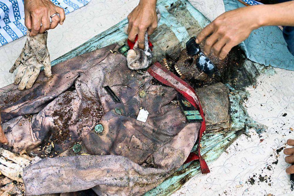 Keluarga membersihkan mayat pada acara ritual Ma'nene di Lembang Benteng Kado, Kecamatan Kapala Pitu, Kabupaten Toraja Utara, Sulawesi Selatan, Selasa (16/8/2022). IDN Times/Moh Niaz Sharief/bt