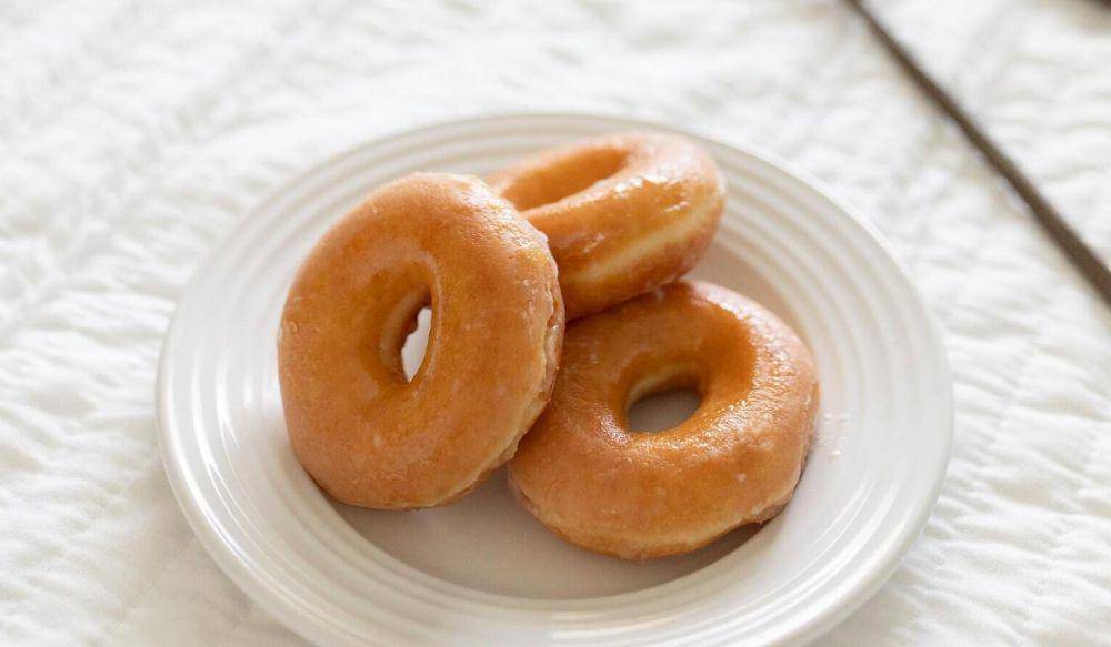 ilustrasi donat glazed ala krispy kreme (unsplash.com/Rachel McDermott)