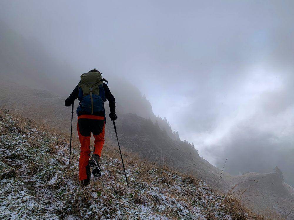 Ilustrasi menggunakan trekking pole (unsplash.com/fins)