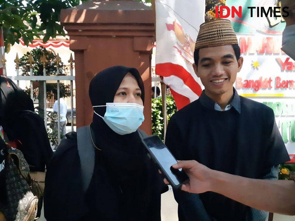 Korlap aksi sekaligus Direktur WCC, Ana Abdillah saat diwawancara. IDN Times/Ardiansyah Fajar.