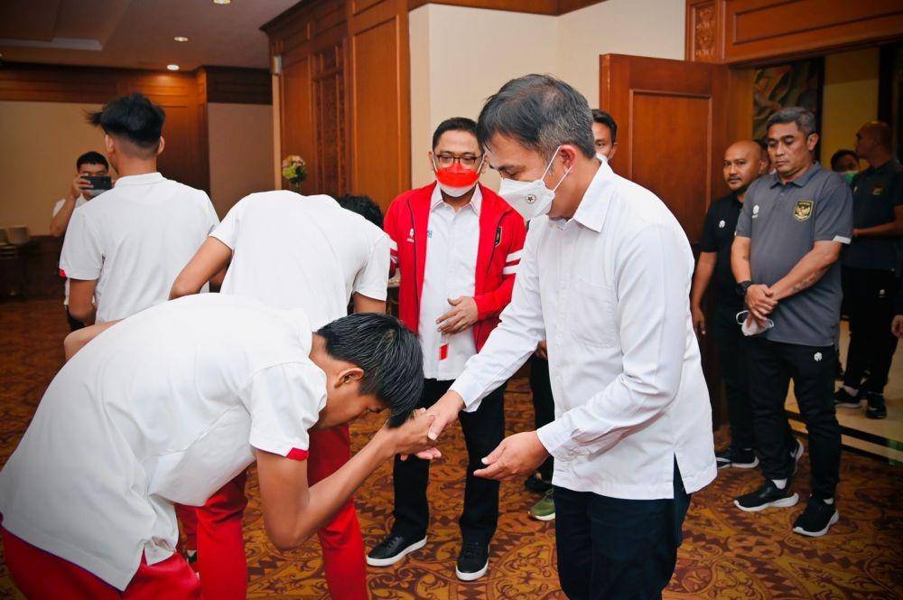 Presiden Jokowi berikan bonus bagi timnas U-16 Indonesia (dok. Sekretariat Presiden)