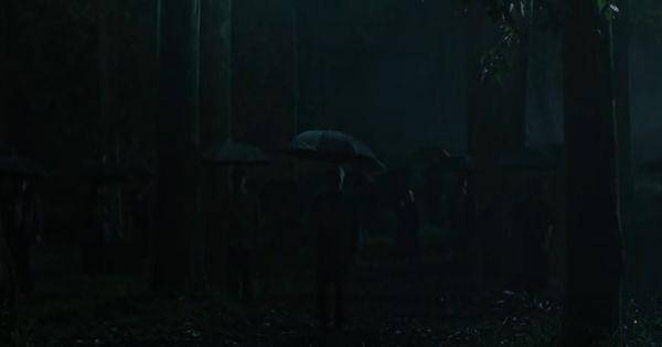 Para anggota sekte yang menebarkan biji saga merah di kediaman Suwono ( Dok. Rapi Films / Pengabdi Setan 2017 )