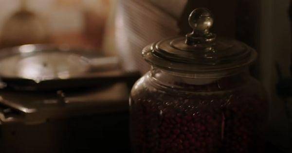 Biji saga di kediaman Darminah ( Dok. Rapi Films / Pengabdi Setan 2017 )