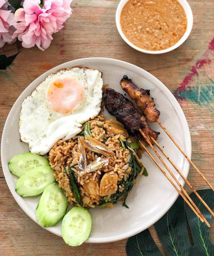ilustrasi nasi goreng dengan sate ayam (instagram.com/babysumo)