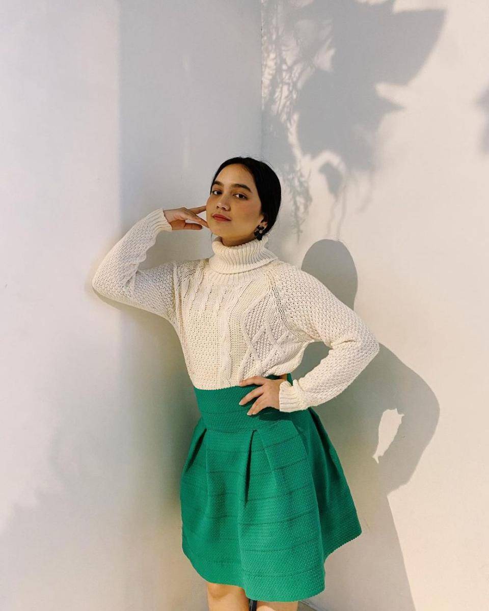 Outfit turtleneck rajut dan midi skirt ala Rachel Amanda (instagram.com/auroramanda95)