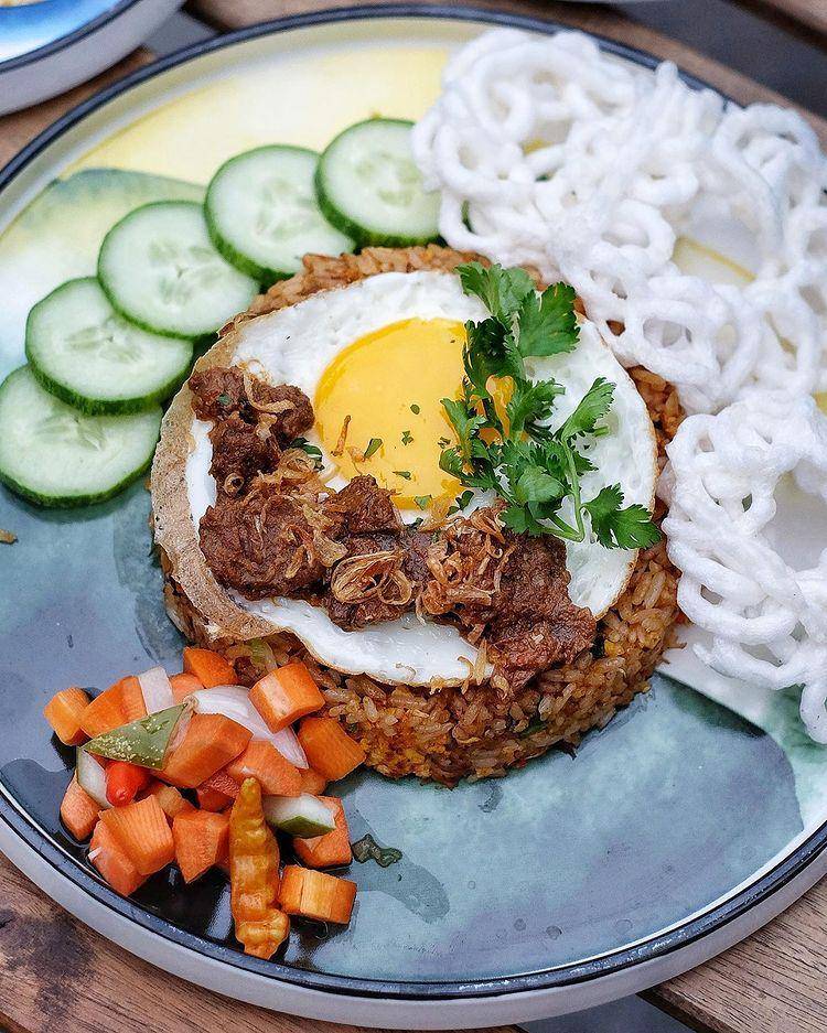 ilustrasi nasi goreng dengan rendang (instagram.com/angkytan)