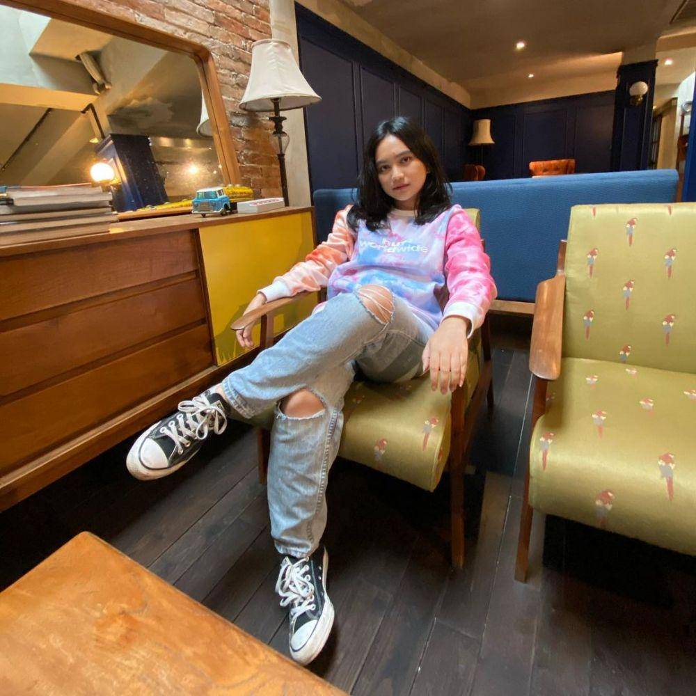 Outfit sweater tie dye dan ripped jeans ala Rachel Amanda (instagram.com/auroramanda95)