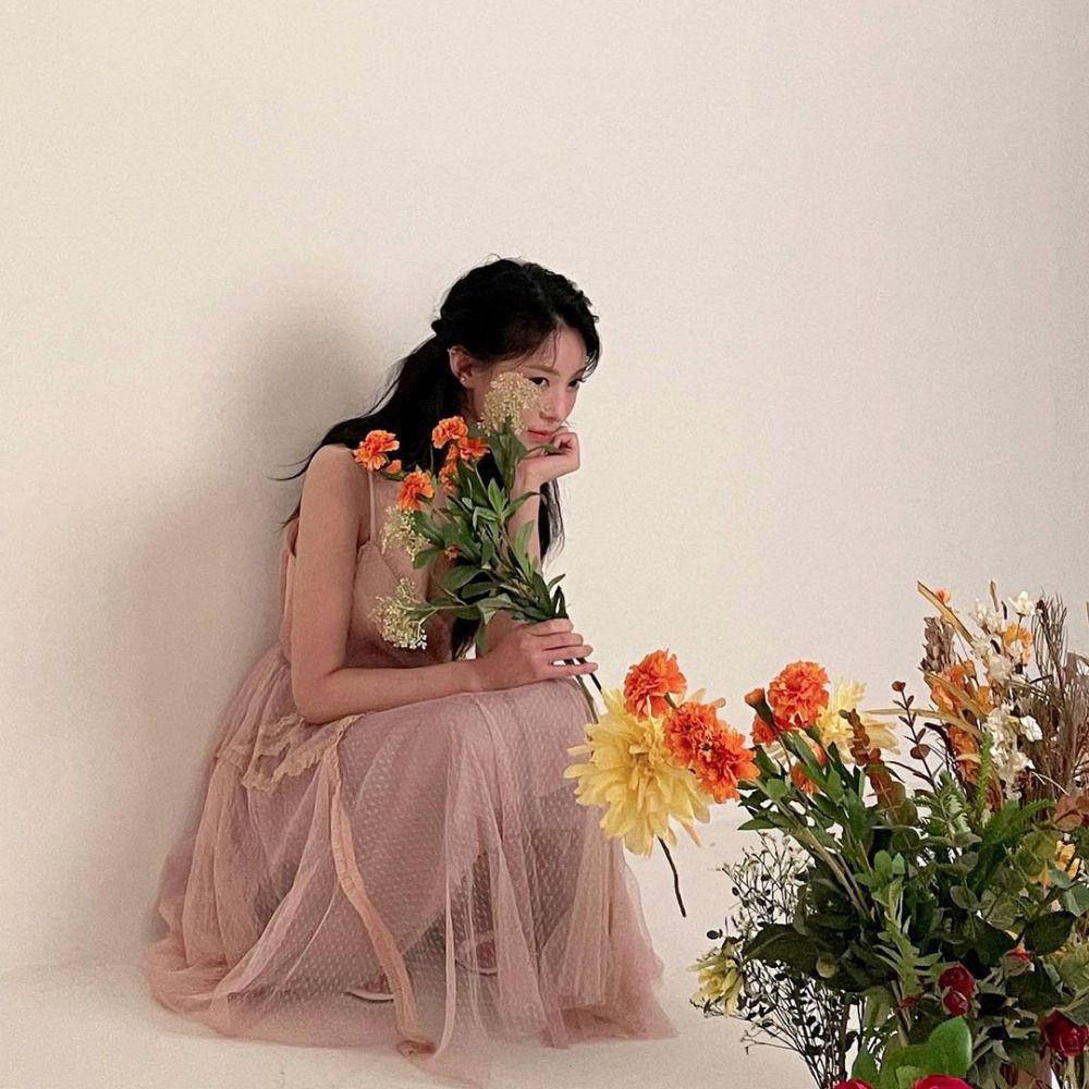 Outfit strap long dress ala Moon Ji Hyo (instagram.com/daljihyo_)