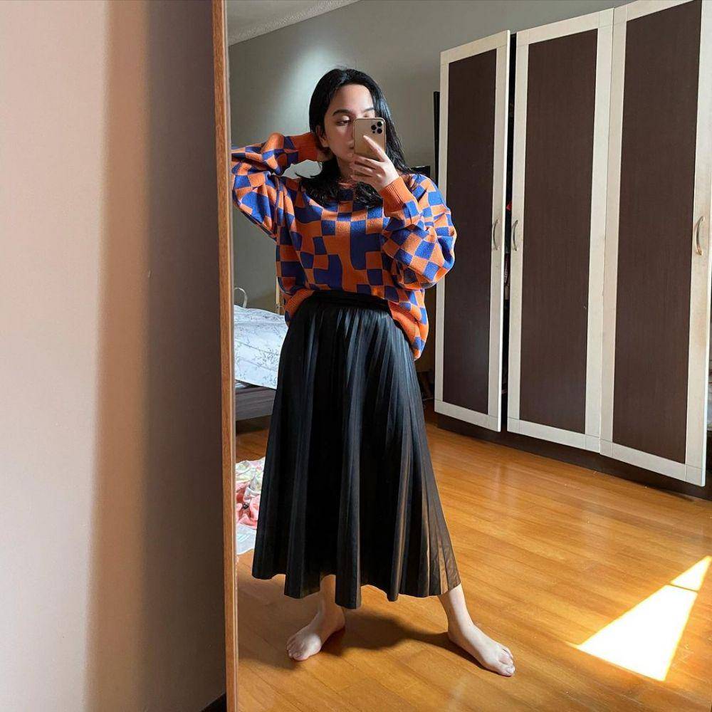 Outfit Checkered knit sweater dan plisket skirt ala Rachel Amanda (instagram.com/auroramanda95)