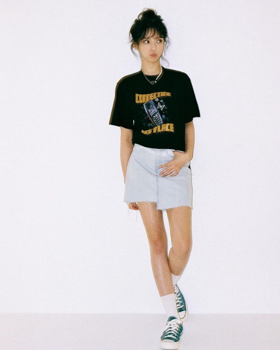 Outfit t-shirt dan mini skirt ala Moon Ji Hyo (instagram.com/daljihyo_)