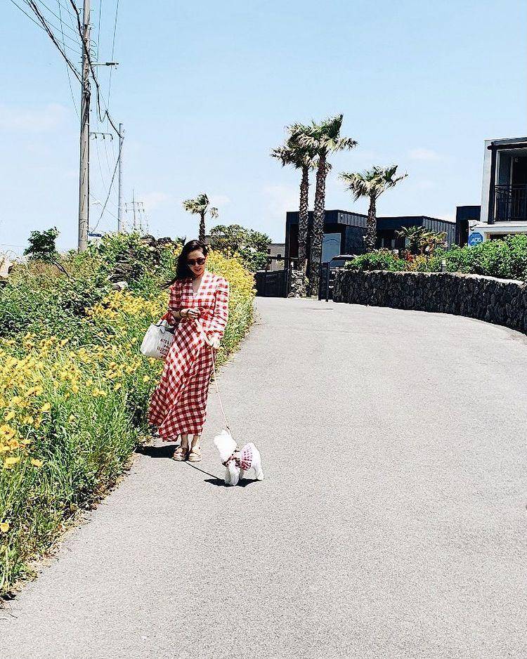 ilustrasi outfit Son Ye Jin (instagram.com/yejinhand)