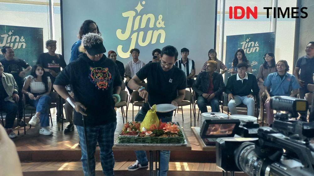 pemotongan tumpeng pertama oleh Amrit Punjabi di konferensi pers Jin & Jun The Movie (IDN Times/Ines Sela Melia)