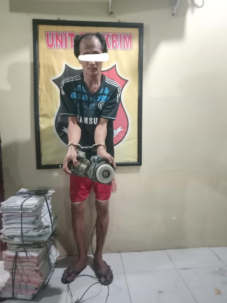 Pelaku yang diamankan pihak kepolisian beserta barang bukti (IDN Times/ istimewa)