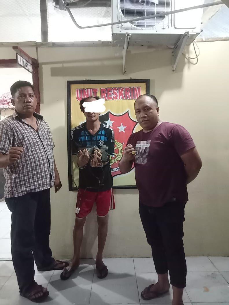 Pelaku yang diamankan pihak kepolisian beserta barang bukti (IDN Times/ istimewa)