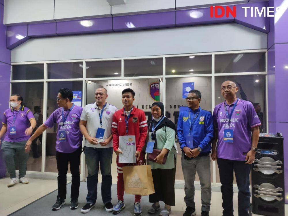 Pemain Timnas U-16, Muhammad Ridho, dapat apresiasi dari Bupati Tangerang, Ahmed Zaki Iskandar, Jumat (19/8/2022). (IDN Times/Tino).