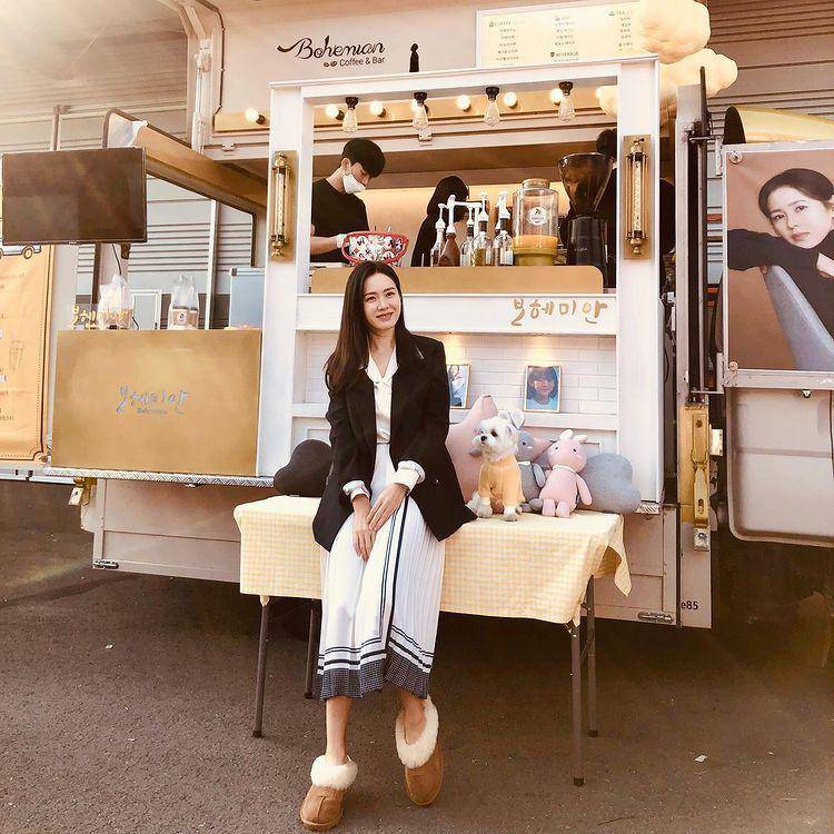 ilustrasi outfit Son Ye Jin (instagram.com/yejinhand)
