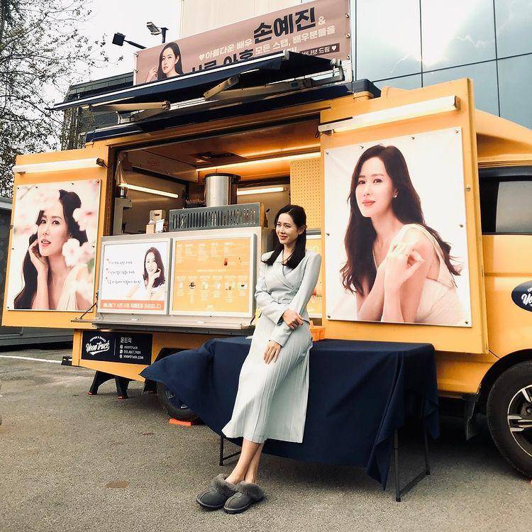 ilustrasi outfit Son Ye Jin (instagram.com/yejinhand)