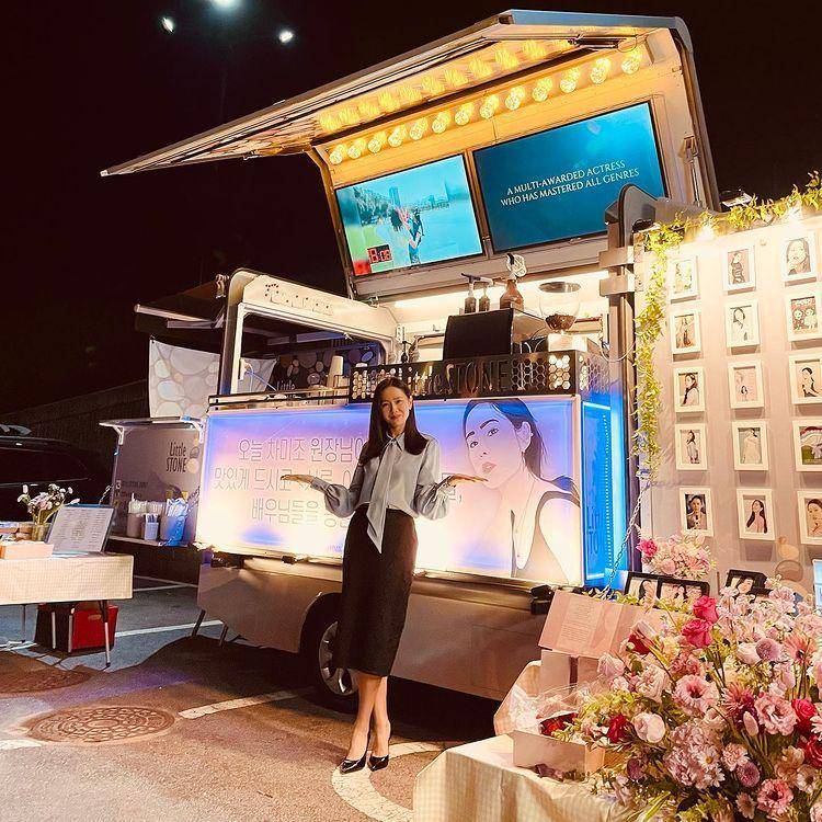ilustrasi outfit Son Ye Jin (instagram.com/yejinhand)