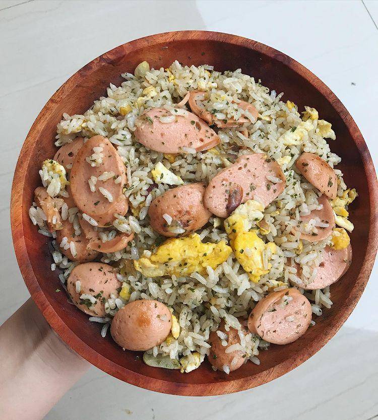 ilustrasi nasi goreng dengan sosis (instagram.com/kharismahawa.kitchen)