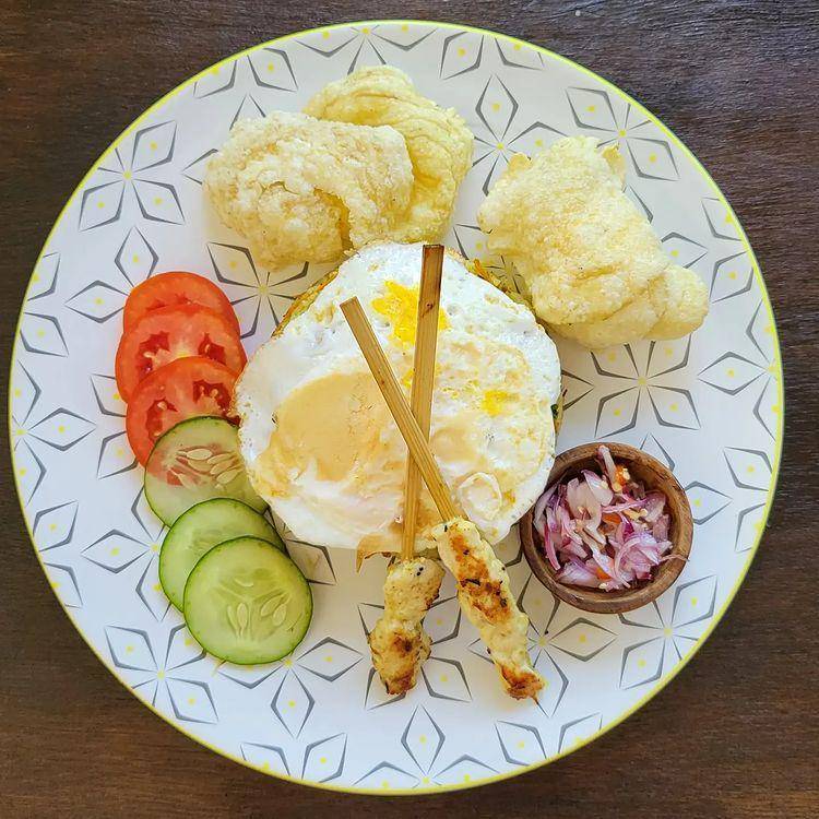 ilustrasi nasi goreng dengan sate lilit (instagram.com/crazy.soulbali)
