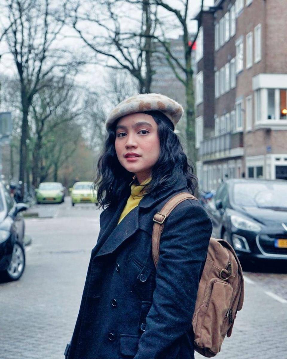 Outfit trench coat dan turtleneck sweater ala Rachel Amanda (instagram.com/auroramanda95)