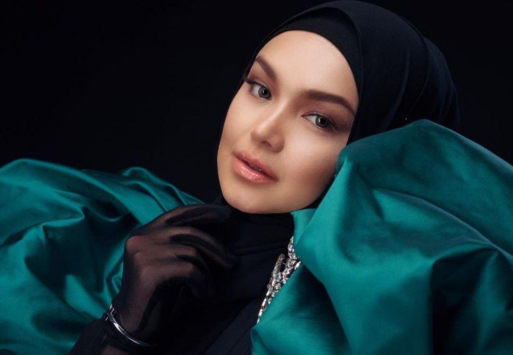 10 Inspirasi Outfit Hijab Formal ala Siti Nurhaliza, Elegan!