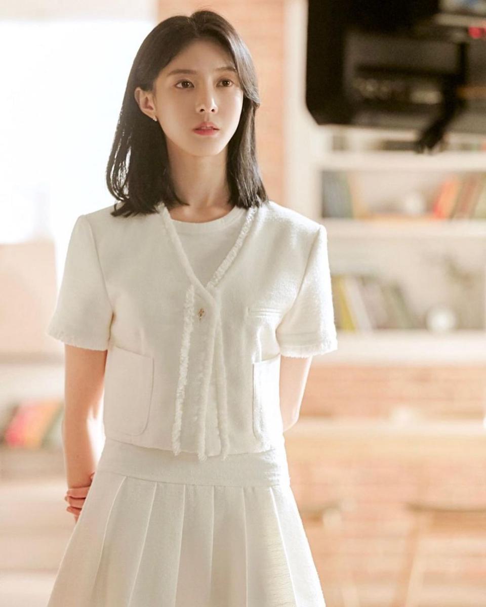 Outfit tweed blazer dan skirt ala Moon Ji Hyo (instagram.com/daljihyo_)