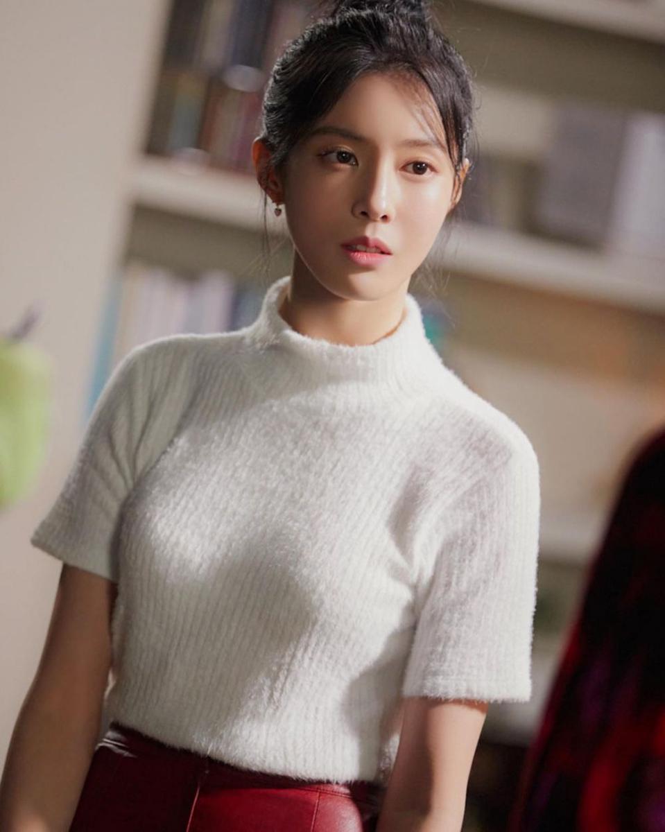 Outfit turtleneck sweater ala Moon Ji Hyo (instagram.com/daljihyo_)