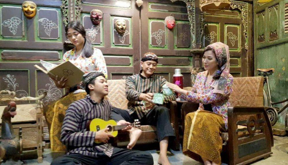 Kebaya dan Batik ala Fifi Aleyda Yahya (instagram.com/fifialeydayahya)