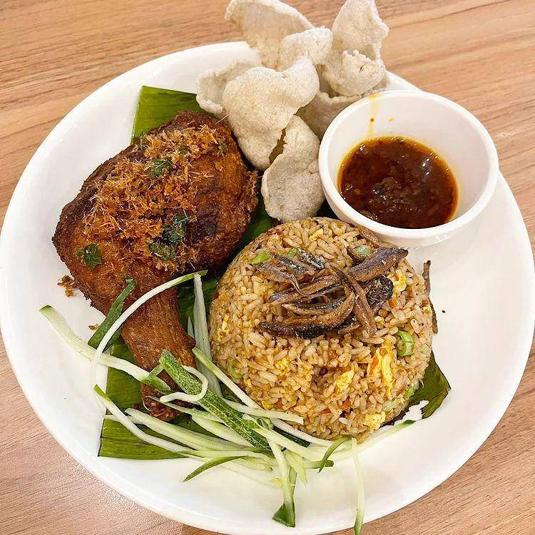 ilustrasi nasi goreng dengan ayam goreng (instagram.com/mamatisya)