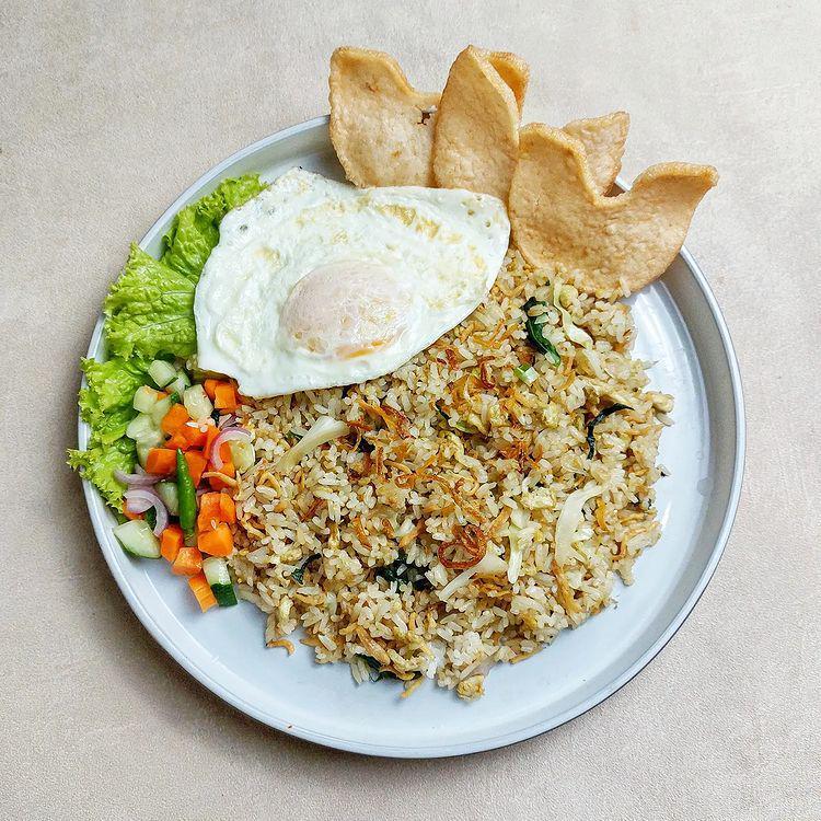 10 Lauk Pendamping Nasi Goreng Paling Enak, Makan Makin Lahap!