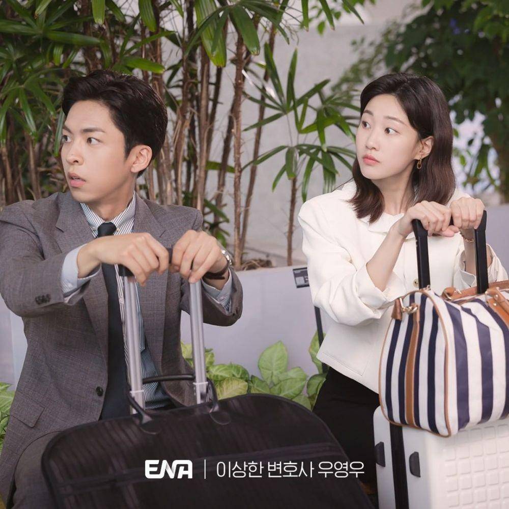 Joo Jong Hyuk dan Ha Yoon Kyung di drama Extraordinary Attorney Woo (instagram.com/channel.ena.d)