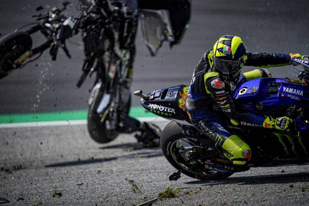 Valentino Rossi di antara kepingan motor yang hancur. (motogp.com)